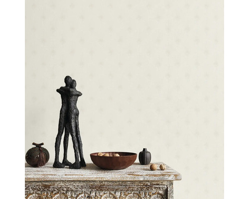 Dekorative Elemente auf einem verzierten Tisch vor einer Wand mit Muster.