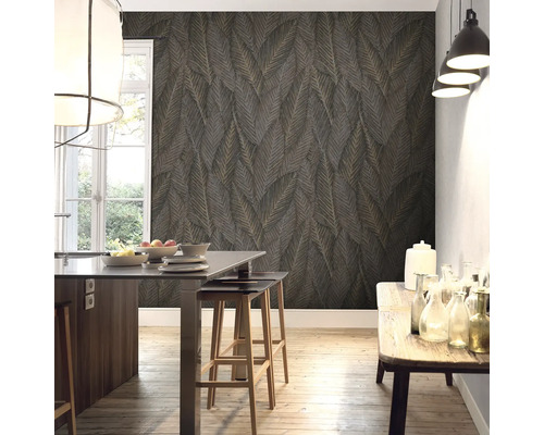 Wohnraum mit Tapete mit Blattmuster, Küchentisch und Holzboden