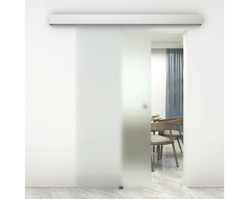 Porte coulissante en verre satiné avec ferrures devant l''espace de vie