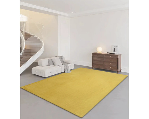 Salon avec tapis jaune, canapé et commode