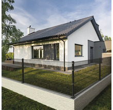 Maison d''habitation moderne avec une clôture en treillis métallique double pour délimiter la propriété