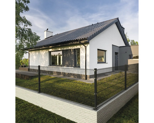 Maison d''habitation moderne avec une clôture en treillis métallique double pour délimiter la propriété