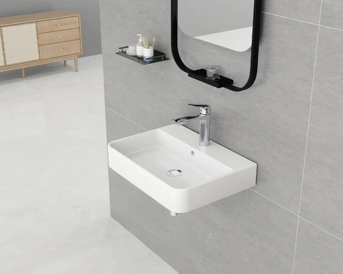 Salle de bain moderne avec lavabo, miroir et étagère