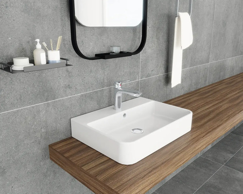 Salle de bain avec lavabo, miroir et espace de rangement