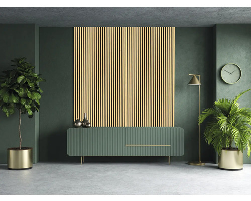 Wohnzimmer mit Holzpaneelwand, Sideboard, Stehlampe und Zimmerpflanzen