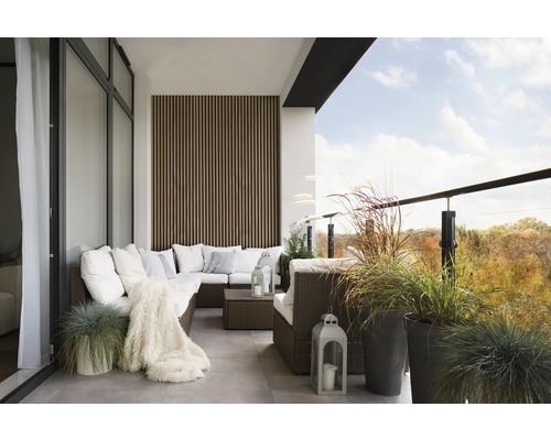Balkon mit Lounge-Mobiliar, Ziergräsern und Windschutzwand