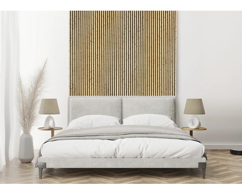 Modernes Schlafzimmer mit Akustikpaneelen aus Holz an der Wand über dem Bett