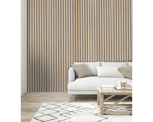 Helles Wohnzimmer mit Holzpaneelwand hinter einem Sofa