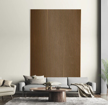 Wohnzimmer mit Holzpaneelwand, Sofa und Couchtisch