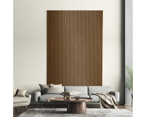 Wohnzimmer mit Holzpaneelwand, Sofa und Couchtisch