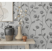 Wandgestaltung mit Blumentapete und dekorativen Vasen auf einem Tisch.