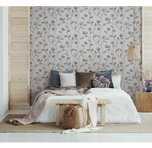 Schlafzimmer mit floral gemusterter Tapete, Bett und Holzelementen für eine natürliche und ruhige Atmosphäre