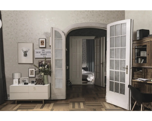 Espace de vie avec commode, décoration et porte double