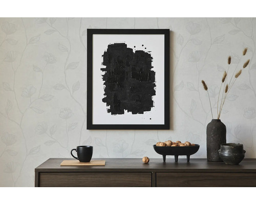 Nature morte décorative avec une image abstraite encadrée, de la vaisselle et des fleurs séchées sur une commode.