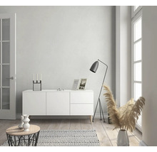 Salon avec buffet, lampadaire et décoration