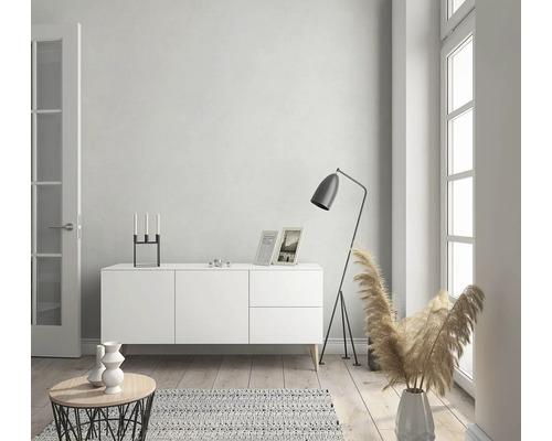 Salon avec buffet, lampadaire et décoration