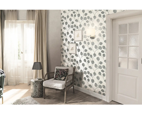 Wohnzimmer mit Blättertapete, Sessel und Tür