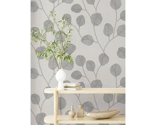 Wandgestaltung mit Blättermotiv, Regale mit Dekorationselementen