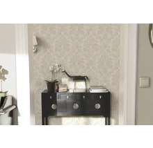 Pièce élégante avec papier peint à motifs, commode et décoration