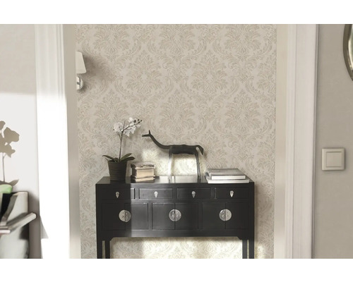 Pièce élégante avec papier peint à motifs, commode et décoration