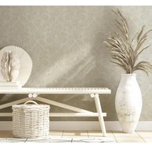 Intérieur décoratif avec papier peint à motifs, banc, panier et vase avec graminées ornementales