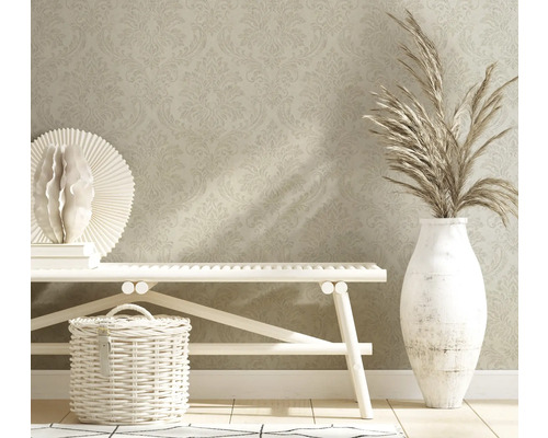 Intérieur décoratif avec papier peint à motifs, banc, panier et vase avec graminées ornementales