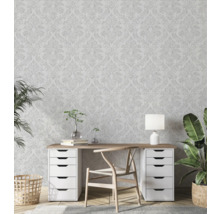 Bureau lumineux avec papier peint à motifs floraux, bureau, chaise et plantes d''intérieur