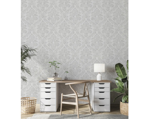Bureau lumineux avec papier peint à motifs floraux, bureau, chaise et plantes d''intérieur