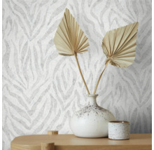 Gros plan d''un mur avec du papier peint style zèbre, décoré d''un vase et de feuilles séchées