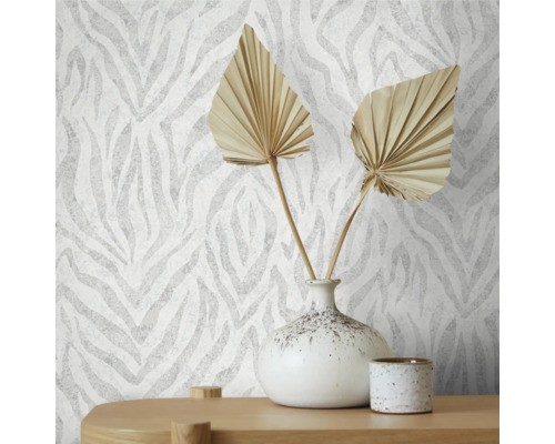 Gros plan d''un mur avec du papier peint style zèbre, décoré d''un vase et de feuilles séchées