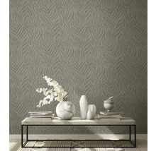 Pièce avec papier peint à motif animal et décoration sur une table