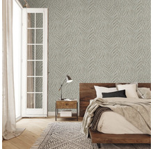 Chambre avec papier peint à motifs, lit, table de chevet et tapis