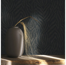 Papier peint à motif zébré, vase et épi de blé sur une table