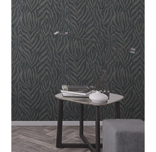 Scène avec un papier peint à motifs, une table et une lampe