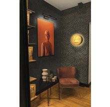 Intérieur décoratif avec tableau, lampe, étagère, table d''appoint et chaise