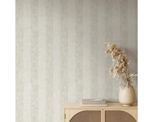Scène d''intérieur avec papier peint rayé et commode en bois