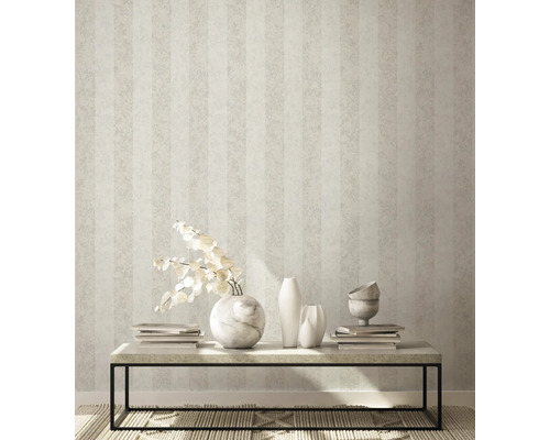 Pièce lumineuse avec papier peint rayé, table, vases et décoration pour l''aménagement intérieur