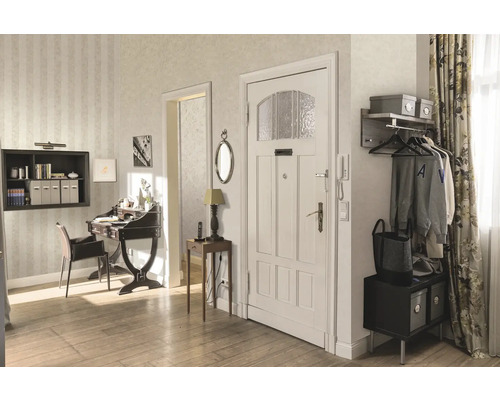 Entrée avec vestiaire, bureau et porte intérieure dans une maison.