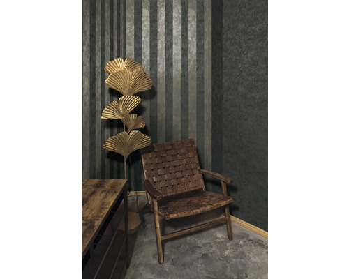 Einrichtungsbeispiel mit Sessel, Kommode und Stehlampe vor gestreifter Tapete