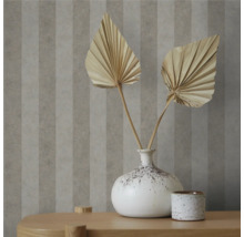 Papier peint décoratif à rayures et décoration de table avec fleurs séchées dans un vase
