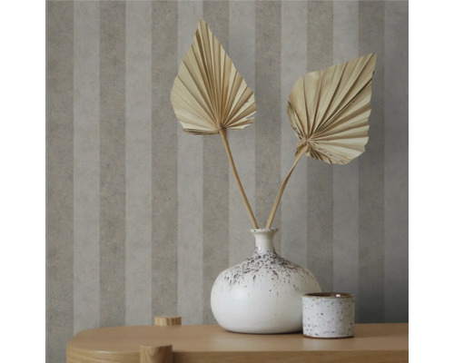 Papier peint décoratif à rayures et décoration de table avec fleurs séchées dans un vase