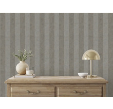 Papier peint décoratif à rayures sur un mur de chambre