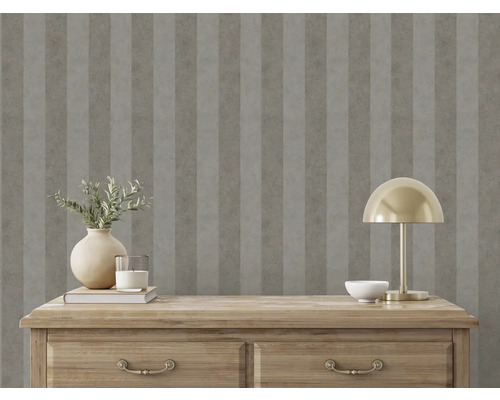 Papier peint décoratif à rayures sur un mur de chambre