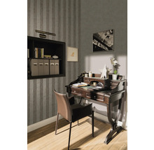 Vue intérieure d''un bureau avec bureau, chaise, étagère et décoration murale