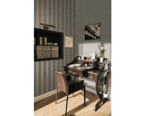 Vue intérieure d''un bureau avec bureau, chaise, étagère et décoration murale