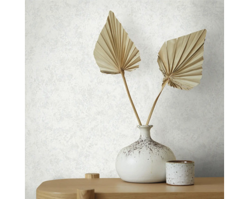 Gros plan d''un papier peint structuré blanc avec vase et décoration