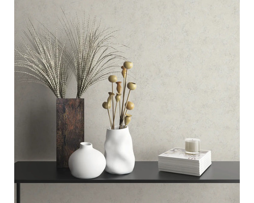 Nature morte décorative avec vases, plantes et bougie sur une étagère