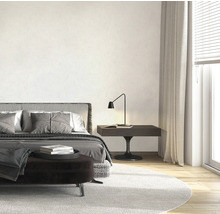 Chambre claire avec lit, table de chevet et tapis