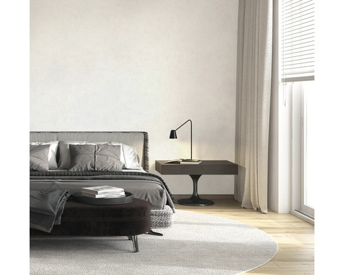 Chambre claire avec lit, table de chevet et tapis