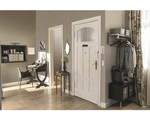Espace d''entrée avec vestiaire, bureau et plancher en bois